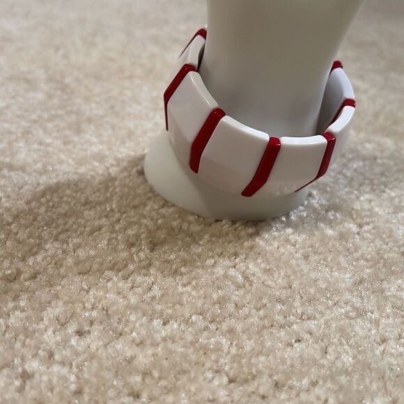 1980s White and Red Stripe Candycane Lucite Tile Stretch Bangle Bracelet - Picture 9 of 9